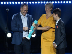 Искавший по всему Волгограду лекарство мальчик для мамы, вручил куклу хирургу Орлову