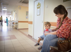 Врачи поликлиники Волгограда отказали в медпомощи двум маленьким сестренкам с температурой