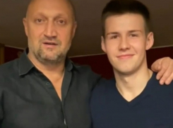 Спасенного после ранения на Украине 22-летнего волгоградца навестил Гоша Куценко