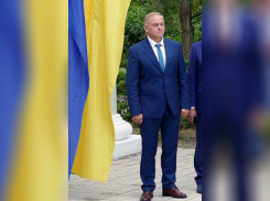 У мэра Волжского требуют объяснений после фотографирования на фоне флага Украины