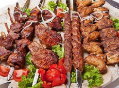 За анонимную рекламу в Волгограде пострадали шашлычник и газета 