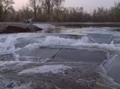 Прорыв построенной по нацпроекту за 161 миллион рублей плотины в Волгоградской области попал на видео