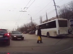 На видео попало ДТП с «Ауди», сбившим на высокой скорости пешехода 