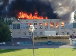На видео попал горящий стадион в Волжском