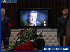 Отправили в последний путь под аплодисменты: в Волгограде простились с актером Сергеем Викторовым