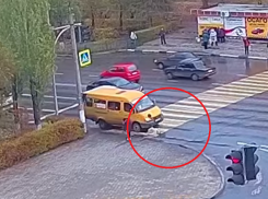 Опубликовано видео жесткого наезда маршрутки на хромающую волжанку 