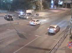 Страшное массовое ДТП со снесенными мужчинами попало на видео в Волгограде 