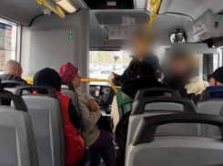 До слез: школьники с охапкой цветов мило поздравили бабушек