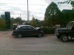 Под Волгоградом 70-летний на УАЗ въехал в автомобиль работника McDonald's