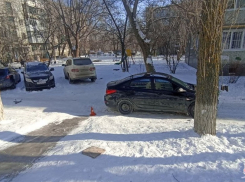 Автомобиль сбил ребенка на ледяной горке во дворе Волгограда