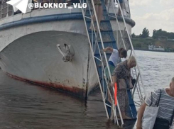 Высадку с речного трамвая в воду признали нормой в Волгограде