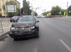  ДТП двух внедорожников 20 августа на перекрестке в Волгограде попало на видео