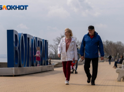 На набережной Волгограда прохожих кормят тушенкой