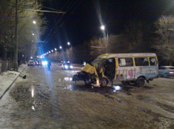 В Волгограде маршрутка влетела в столб: двое ранены