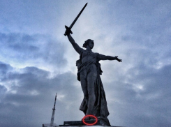 Парень с девушкой забрались на «Родину-мать», а потом гуляли по братской могиле 