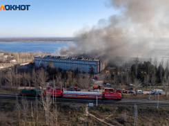 Опасность воздуха у сгоревшего склада изучает волгоградский Роспортребнадзор