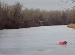 В Волгоградской области молодежь утопила авто, проверяя крепость льда