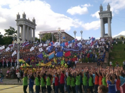 В День города в Волгограде объединились 5 тысяч первокурсников в параде студентов