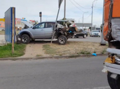 Иномарку смяло в ДТП с гидрокраном в Волгограде