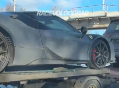 Премиальный черный Ferrari SF90 заметили в Волгограде – видео