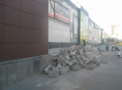 Горка битого кирпича и несколько мешков мусора: что осталось от легендарной «стекляшки» на Центральном рынке Волгограда 