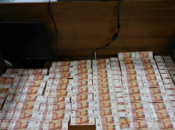 Пассажир пытался незаконно пронести более миллиона через таможню в аэропорту Волгограда