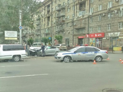 В центре Волгограда иномарка снесла светофор
