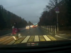 Ребенка от удара подбросило в воздух: на видео попало ДТП с мамой и двумя дочками в Волжском