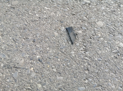 Неизвестный пробил бампер припаркованного в Тракторозаводском районе авто, кидая из окна мусор и стекло