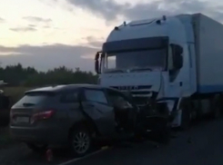 Два волгоградца погибли в ДТП с легковушкой, фурой и микроавтобусом