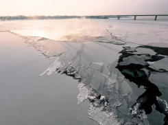 Захватывает дух: обледеневшую Волгу показали с высоты птичьего полета