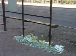 Хулиганы второй раз за месяц вдребезги разбили остановку у ВолГТУ