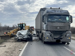 Трое детей из «Лексуса» пострадали в  ДТП с  грузовиком и грейдером на волгоградской трассе 