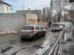 «Смекалка-то работает!»: разбитую дорогу замаскировали асфальтовым крошевом в Волгограде