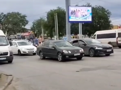 Драка с прыжком на машину попала на видео в Волгограде