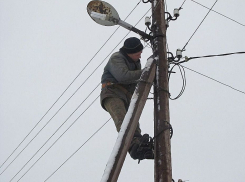 Под Волгоградом 22-летний электрик сорвался со столба: за его жизнь борются врачи