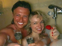 Прохор Шаляпин встречает День всех влюбленных в ванной с пианисткой