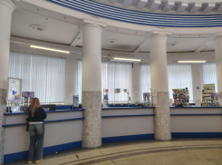 Предложили ночевать в отделении: жесткий скандал на волгоградском главпочтамте попал на видео