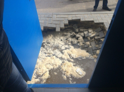 В Волгограде у жилого дома провалился тротуар