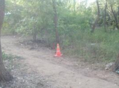 На юге Волгограда водитель ВАЗа сбил 38-летнюю женщину у пляжа и скрылся