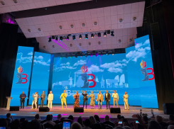 Падающие пенсионеры, невоспитанные зрители и красная дорожка: чем запомнился кинофестиваль в Волгограде