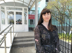 Переживает сильно, - учительница, которую обвинил в клевете руководитель Росприроднадзора и не явился в суд