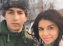 «Дедовщина и наркотики»: Устиненко со слезами проводила младшего брата в армию