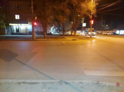 Сбил девушку на «зеленый» и сбежал водитель седана в Волгограде 
