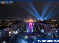 Осветившие музей, руины и центральную набережную праздничные огни в Волгограде показали с высоты 