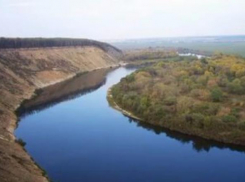 Предприниматель на лодке отбуксировал заведенный грузовик через Дон под Волгоградом 