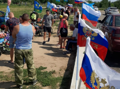 У могил погибших на Украине десантников начали праздновать День ВДВ в Камышине