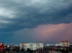 Тор разгневался: сильные ливни и ветер на сутки захватят Волгоград