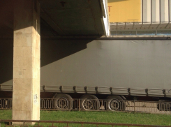 В центре Волгограда снова фура не «вписалась» в мост