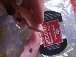 Волгоградке продали ветчину с огромным жуком